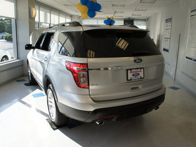 ford explorer 2011 silver suv xlt gasoline 6 cylinders 4 wheel drive automatic with overdrive 08753