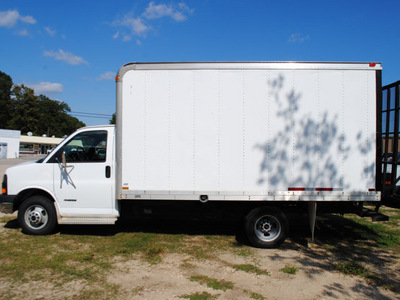 gmc savana 3500 2004 white 8 cylinders automatic 27591