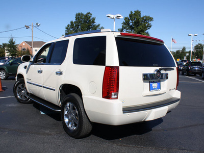 cadillac escalade 2008 white diamond suv gasoline 8 cylinders all whee drive automatic 07701