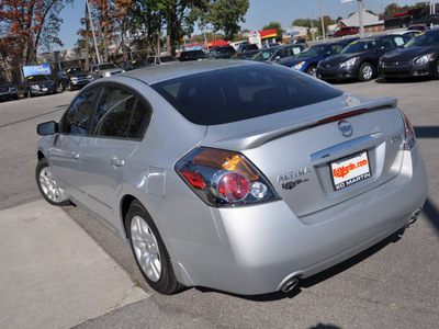 nissan altima 2009 silver sedan 2 5 s gasoline 4 cylinders front wheel drive automatic 46219