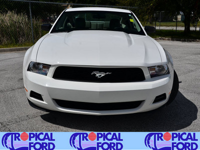 ford mustang 2010 white coupe gasoline 6 cylinders rear wheel drive automatic 32837