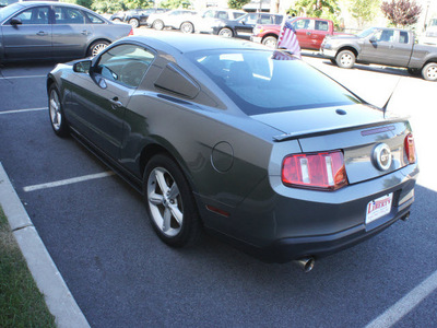 ford mustang 2010 dk  gray coupe gt premium gasoline 8 cylinders rear wheel drive 07012