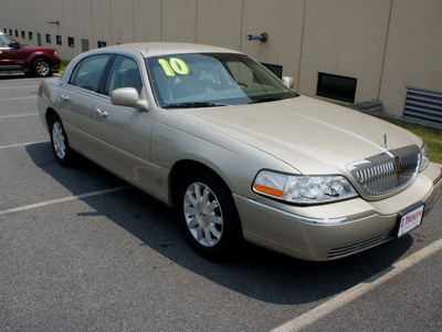 lincoln town car 2010 beige sedan signature ltd flex fuel 8 cylinders rear wheel drive automatic with overdrive 07012