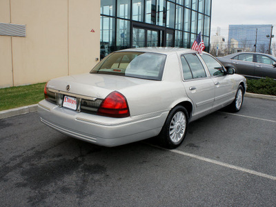 mercury grand marquis 2009 lt  gray sedan ls ultimate edition gasoline 8 cylinders rear wheel drive automatic with overdrive 07012