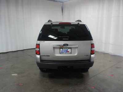 ford explorer 2006 gray suv xlt gasoline 6 cylinders 4 wheel drive automatic with overdrive 76108