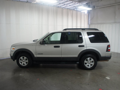 ford explorer 2006 gray suv xlt gasoline 6 cylinders 4 wheel drive automatic with overdrive 76108