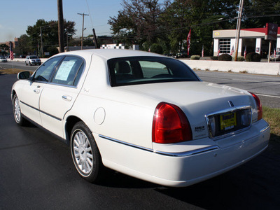 lincoln town car 2005 ceramic white pearl sedan signature gasoline 8 cylinders rear wheel drive automatic 07730