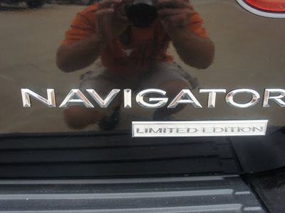 lincoln navigator 2006 black suv luxury gasoline 8 cylinders 4 wheel drive automatic 76108