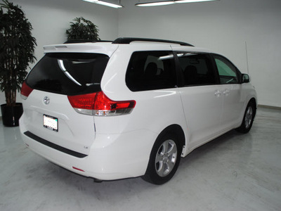 toyota sienna 2011 white van le 8 passenger gasoline 6 cylinders front wheel drive automatic 91731