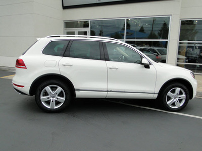 volkswagen touareg 2012 white suv tdi lux diesel 6 cylinders all whee drive automatic 98226