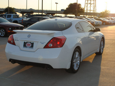 nissan altima 2008 white coupe 3 5 se gasoline 6 cylinders front wheel drive shiftable automatic 75228