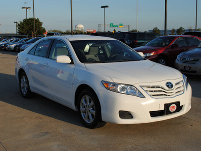 toyota camry 2011 white sedan le gasoline 4 cylinders front wheel drive shiftable automatic 75228