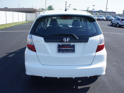 honda fit 2009 white hatchback sport gasoline 4 cylinders front wheel drive 5 speed automatic 47129