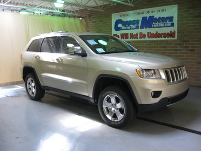 jeep grand cherokee 2012 white gold suv overland gasoline 6 cylinders 4 wheel drive automatic 44883
