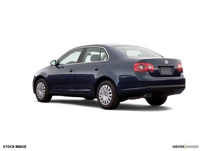 volkswagen jetta 2005 sedan 2 5 gasoline 5 cylinders front wheel drive not specified 77388