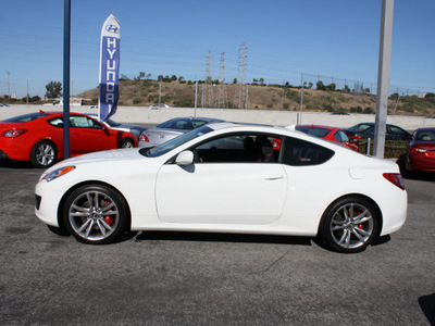 hyundai genesis coupe 2012 white coupe 2 0t gasoline 4 cylinders rear wheel drive 6 speed manual 94010