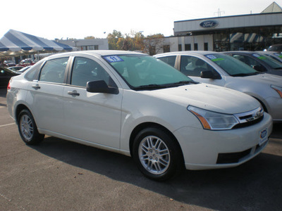 ford focus 2011 white sedan gasoline 4 cylinders front wheel drive automatic 13502