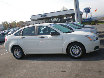 ford focus 2011 white sedan gasoline 4 cylinders front wheel drive automatic 13502