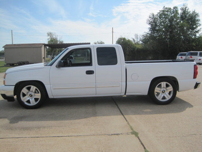 chevrolet silverado 1500 2006 white pickup truck gasoline 8 cylinders rear wheel drive automatic 77037