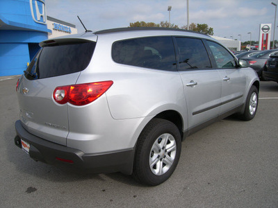 chevrolet traverse 2010 silver suv ls gasoline 6 cylinders front wheel drive automatic 46219
