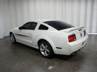 ford mustang 2008 white coupe gt premium gasoline 8 cylinders rear wheel drive 5 speed manual 76108