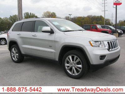jeep grand cherokee 2011 silver suv 70th anniversary gasoline 6 cylinders 4 wheel drive automatic 45840