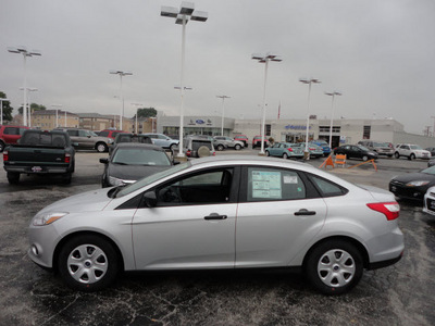 ford focus 2012 silver sedan s gasoline 4 cylinders front wheel drive automatic with overdrive 60546