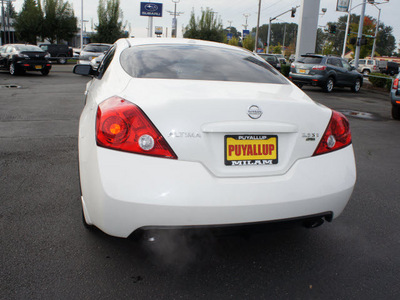 nissan altima 2009 white coupe 3 5 se gasoline 6 cylinders front wheel drive automatic 98371