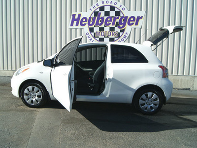 toyota yaris 2008 white hatchback gasoline 4 cylinders front wheel drive 5 speed manual 80905