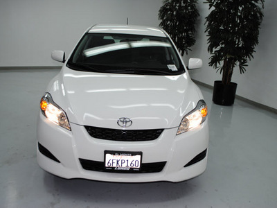 toyota matrix 2009 white hatchback gasoline 4 cylinders front wheel drive automatic 91731