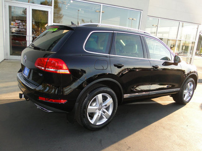 volkswagen touareg 2012 black suv tdi lux diesel 6 cylinders all whee drive automatic 98226