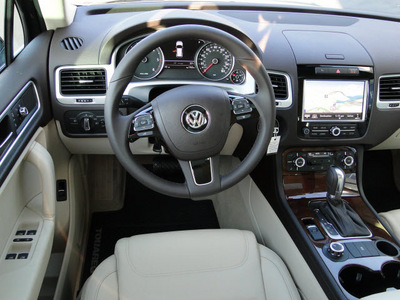 volkswagen touareg 2012 black suv tdi lux diesel 6 cylinders all whee drive automatic 98226