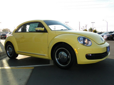 volkswagen beetle 2012 yellow hatchback 2 5 pzev gasoline 5 cylinders front wheel drive automatic 98226