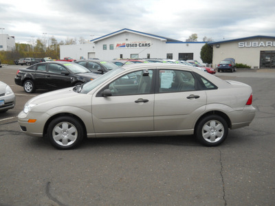 ford focus 2006 gold sedan zx4 se gasoline 4 cylinders front wheel drive automatic with overdrive 55811