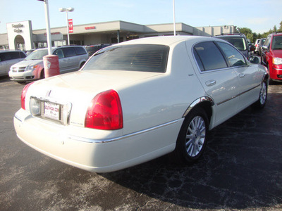 lincoln town car 2004 white sedan ultimate gasoline 8 cylinders rear wheel drive automatic 60443