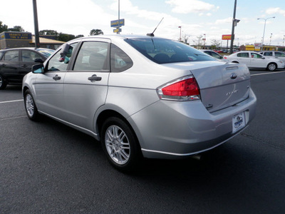 ford focus 2010 silver sedan se 4dr gasoline 4 cylinders front wheel drive automatic 56301