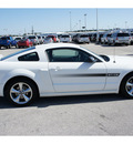 ford mustang 2009 white coupe gt deluxe gasoline 8 cylinders rear wheel drive 5 speed manual 77388