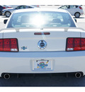 ford mustang 2009 white coupe gt deluxe gasoline 8 cylinders rear wheel drive 5 speed manual 77388