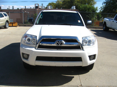 toyota 4runner 2007 white suv sr5 gasoline 6 cylinders 4 wheel drive automatic 80301