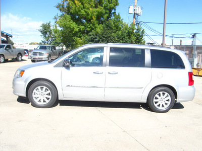 chrysler town and country 2012 silver van touring l flex fuel 6 cylinders front wheel drive automatic 80301