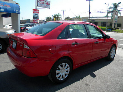 ford focus 2005 red sedan zx4 se gasoline 4 cylinders front wheel drive automatic 92882
