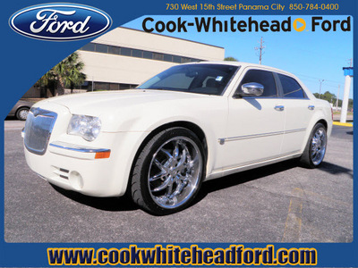 chrysler 300 2005 white sedan c gasoline 8 cylinders rear wheel drive automatic 32401