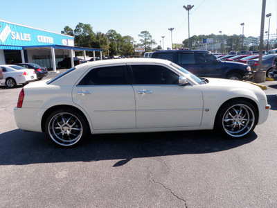 chrysler 300 2005 white sedan c gasoline 8 cylinders rear wheel drive automatic 32401