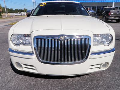 chrysler 300 2005 white sedan c gasoline 8 cylinders rear wheel drive automatic 32401