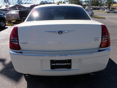 chrysler 300 2005 white sedan c gasoline 8 cylinders rear wheel drive automatic 32401