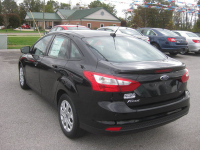 ford focus 2012 black sedan se gasoline 4 cylinders front wheel drive 6 speed automatic 62863