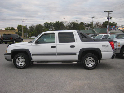 chevrolet avalanche 2003 white suv 1500 gasoline 8 cylinders 4 wheel drive automatic 62863