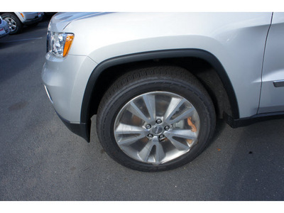 jeep grand cherokee 2011 silver suv 70th anniversary gasoline 6 cylinders 4 wheel drive automatic with overdrive 08844