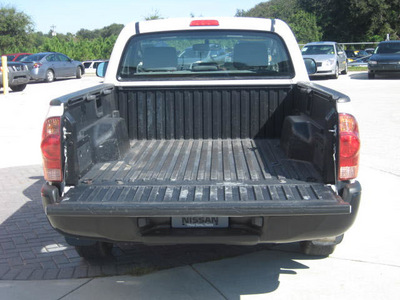 toyota tacoma 2006 white gasoline 4 cylinders rear wheel drive 5 speed manual 33884