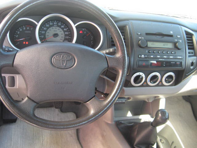 toyota tacoma 2006 white gasoline 4 cylinders rear wheel drive 5 speed manual 33884